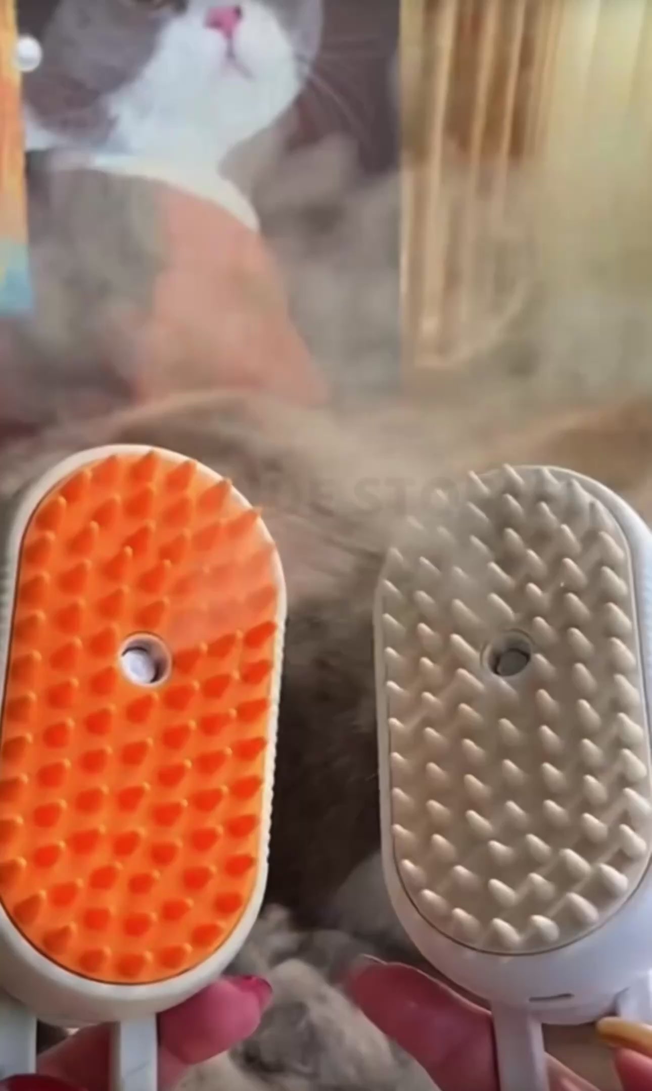 Cargar video: Con solo unas pasadas, verás cómo se acumula el pelo suelto mientras tu mascota disfruta del proceso. Menos pelo en tu casa desde el primer uso.